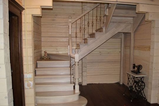 Лестница из ясеня с кованными балясинами 
