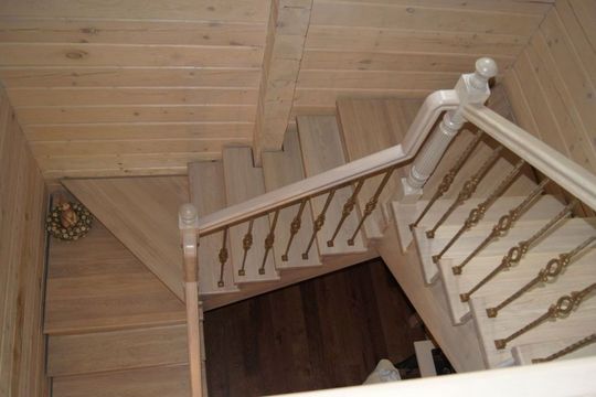 Лестница из ясеня с кованными балясинами 